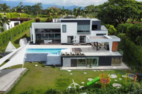 Luxury mansion in heart of Eje Cafetero 15 sleeps!
